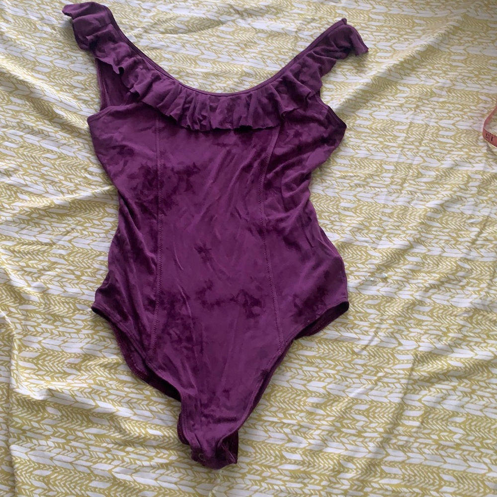 Like new American Eagle ruffled trim bodysuit